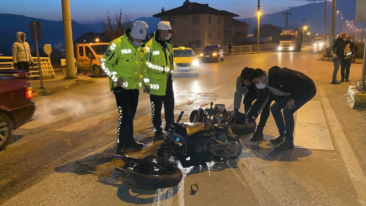 KARABÜK'TE MOTOSİKLETİN OTOMOBİLLE ÇARPIŞMASI SONUCU MEYDANA GELEN KAZADA 3 KİŞİ