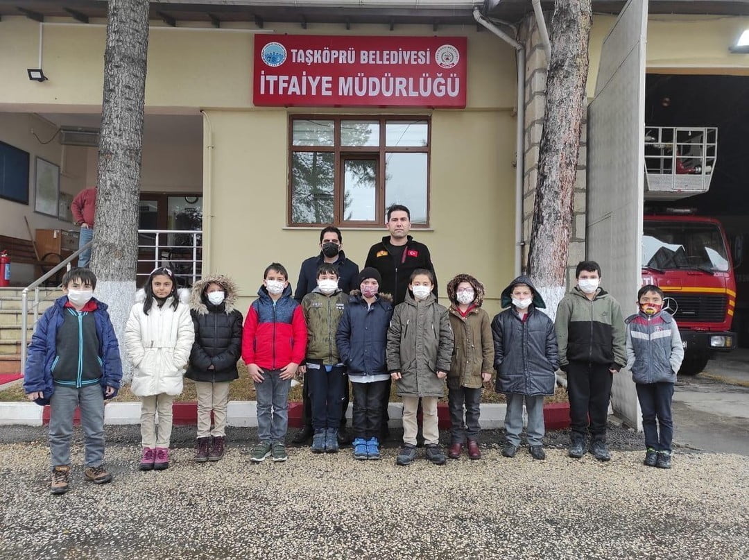 KASTAMONU’DA “HAYDİ MESLEĞİNİ ANLAT PROJESİ” KAPSAMINDA ÖĞRENCİLERE İTFAİYE MESLEĞİ ANLATILDI.