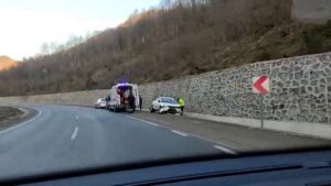ZONGULDAK'TA SÜRÜCÜSÜNÜN DİREKSİYON HAKİMİYETİNİ KAYBETTİĞİ OTOMOBİL KAZA YAPTI. KAZADA BİR