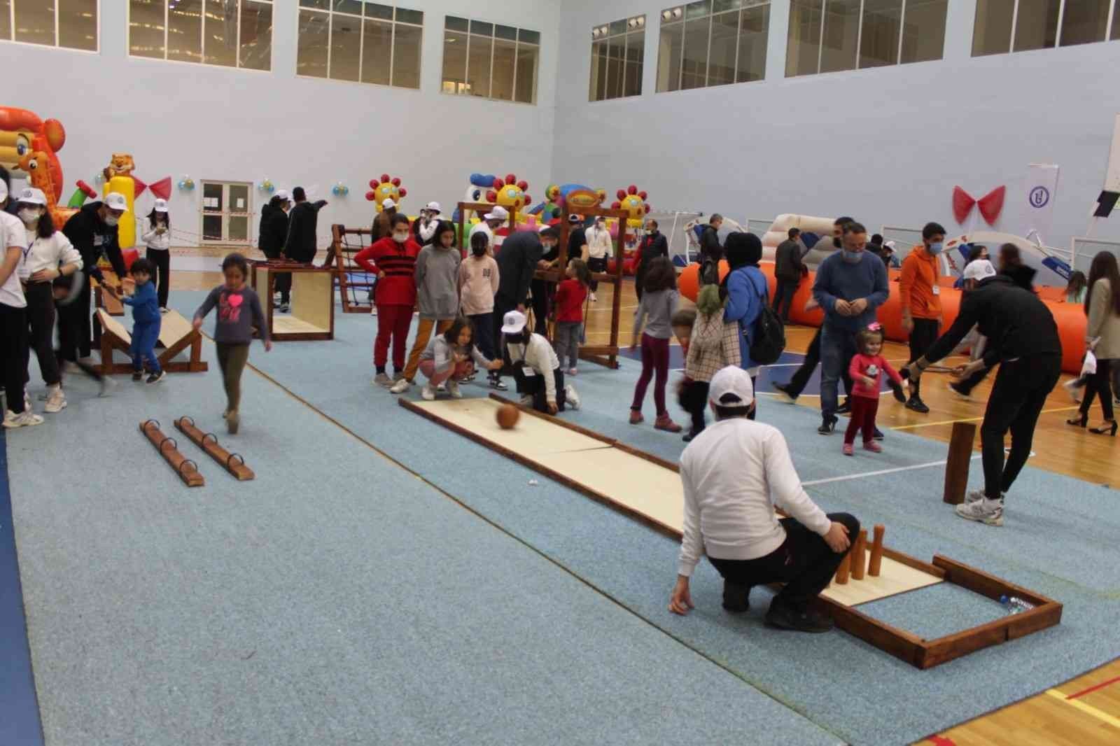 Oyun Şenliğinde yüzlerce çocuk doyasıya eğlendi BARTIN ÜNİVERSİTESİNDE GERÇEKLEŞTİRİLEN ÇOCUK OYUNLARI ŞENLİĞİ, DEZAVANTAJLI GRUPTA YER ALAN
