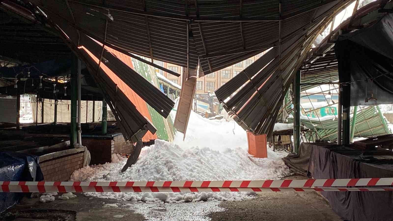 ZONGULDAK’IN KOZLU İLÇESİNDE HALK PAZARININ BİR BÖLÜMÜNÜN ÇATISI BİRİKEN KAR