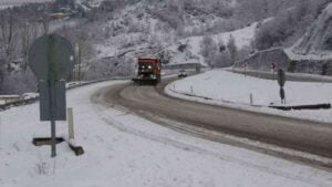 ZONGULDAK’TA ETKİSİNİ SÜRDÜREN YOĞUN KAR YAĞIŞI HAYATI OLUMSUZ ETKİLEDİ. YOĞUN