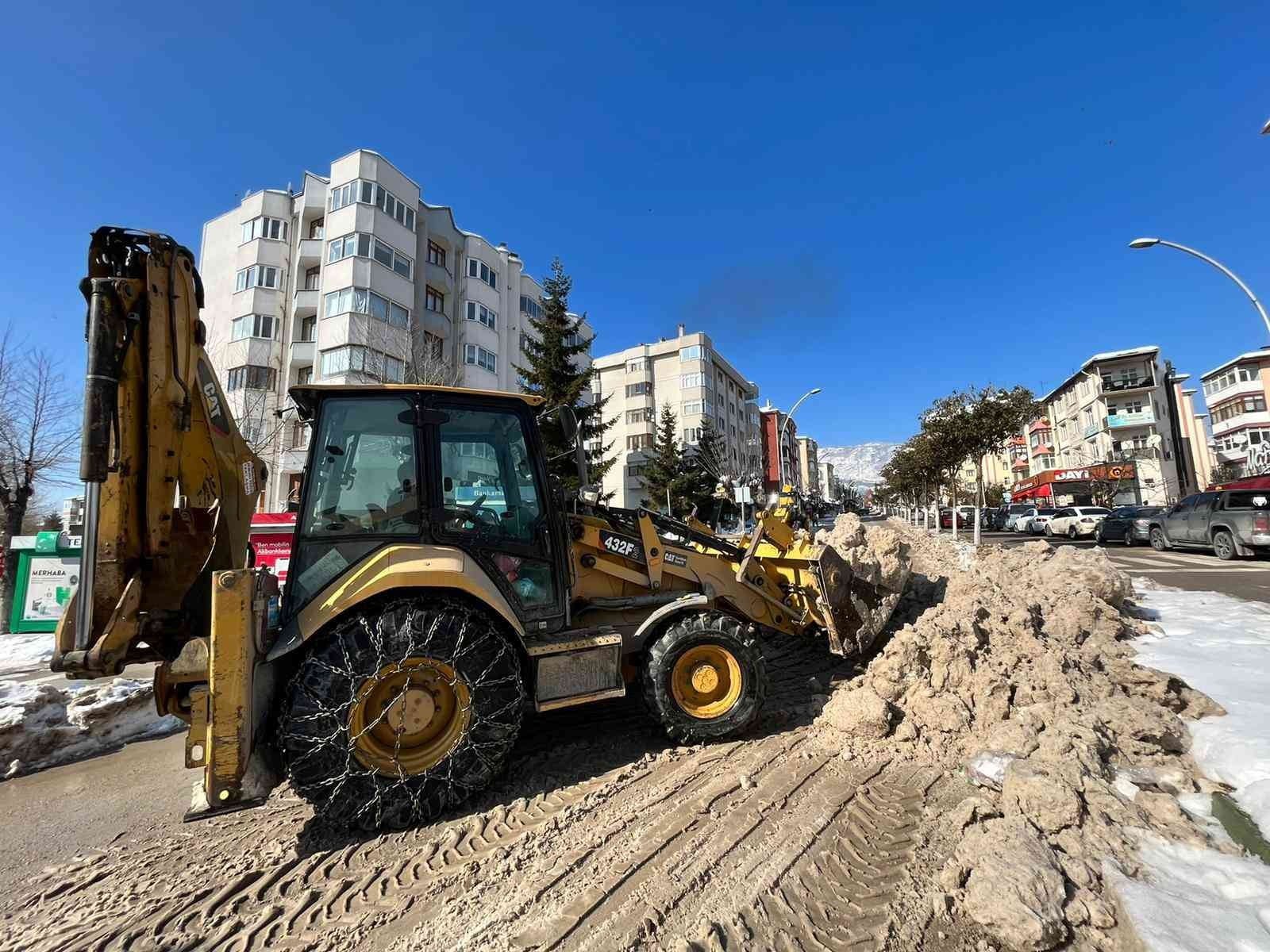 KARABÜK’ÜN SAFRANBOLU İLÇESİNDE YOĞUN KAR YAĞIŞININ ARDINDAN BİRİKEN KAR YIĞINLARI