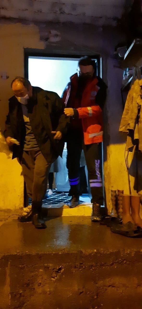 Sağlık ekiplerinden yoğun kara rağmen hasta kurtarma operasyonu ZONGULDAK'TA ULUSAL MEDİKAL KURTARMA EKİBİ (UMKE) VE AMBULANSLI SAĞLIK EKİPLERİ