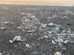 ZONGULDAK’IN KOZLU İLÇESİNDE SAHİL KENARINA ATILAN PLASTİK VE EVRENSEL ATIKLAR