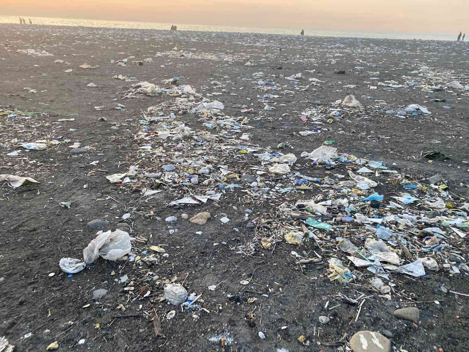 ZONGULDAK’IN KOZLU İLÇESİNDE SAHİL KENARINA ATILAN PLASTİK VE EVRENSEL ATIKLAR