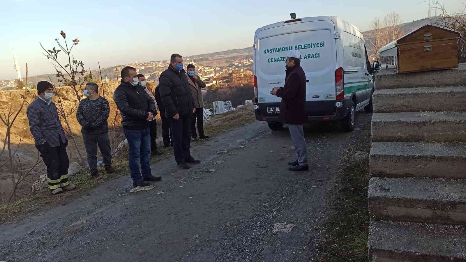 Sahte alkol sebebiyle ölen Romanya uyruklu kadın, kimsesizler mezarlığına defnedildi KASTAMONU’DA HAYATINI KAYBEDEN ROMANYA UYRUKLU KADININ CENAZESİ ALINMAYINCA KASTAMONU BELEDİYESİ