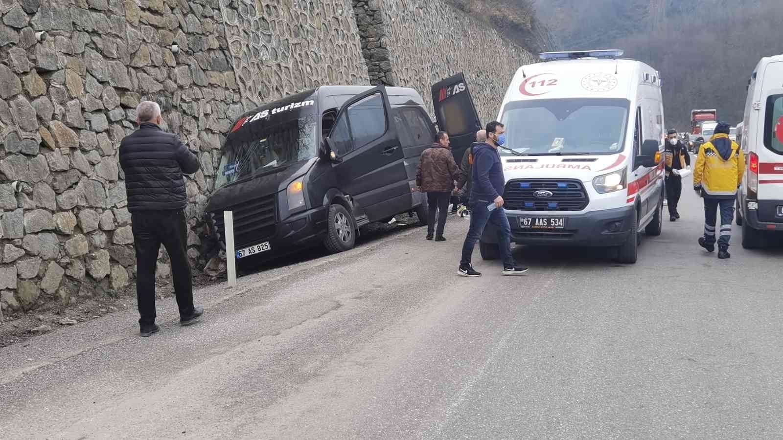ZONGULDAK-ANKARA KARAYOLUNDA YOLCU MİNİBÜSÜ KAZA YAPTI. DİREKSİYON BAŞINDA KALP KRİZİ
