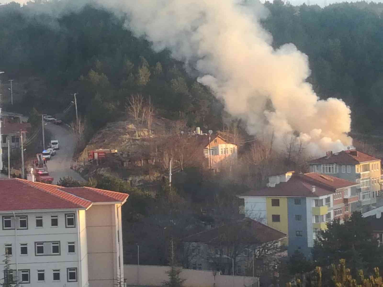 Tek katlı ev alevlere teslim oldu KASTAMONU’DA MEHMET AKİF ERSOY MAHALLESİNDE TEK KATLI EVDE YANGIN ÇIKTI.
