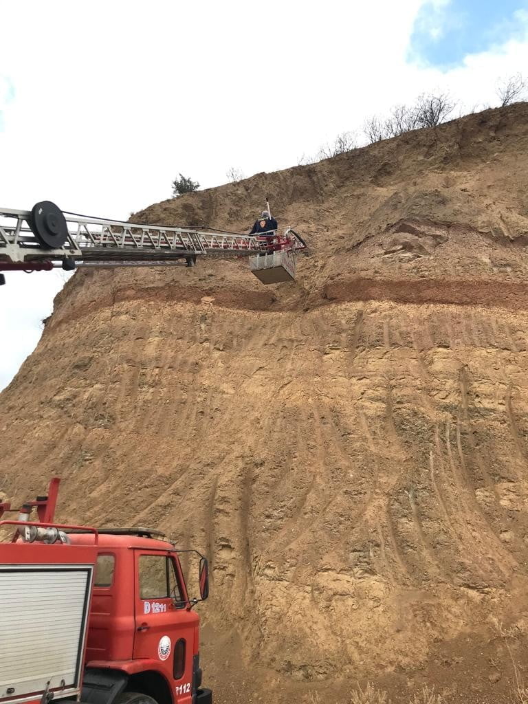 TOSYA’DA UÇURUMDA MAHSUR KALAN KEDİYİ İTFAİYE KURTARDI