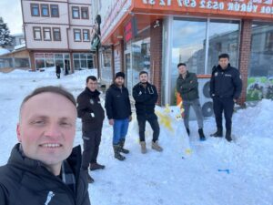 KASTAMONU’NUN AĞLI İLÇESİNDE GÖREV YAPAN VETERİNER HEKİMLER, KAR YAĞIŞI FIRSAT