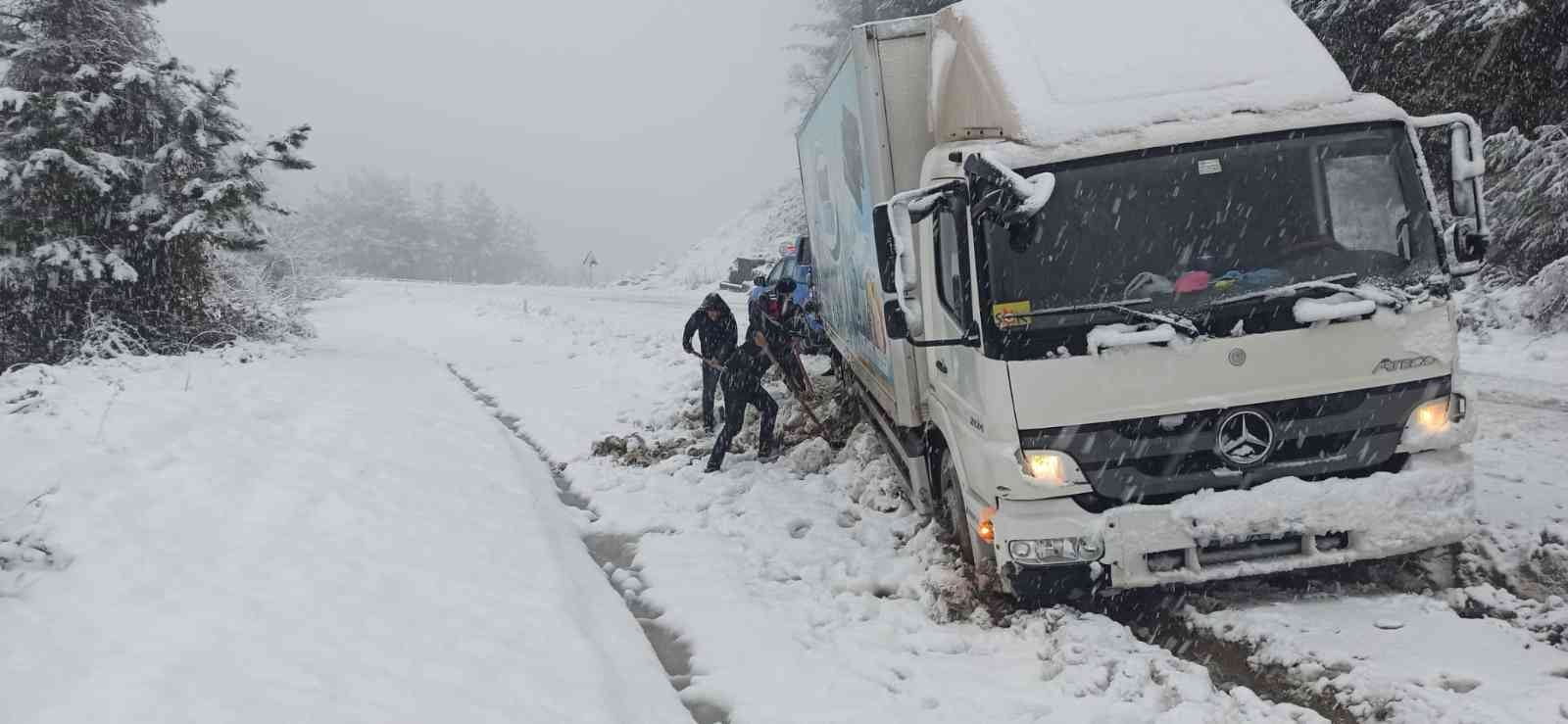 KASTAMONU’DA YOĞUN KAR YAĞIŞI SEBEBİYLE KARLA KAPLANAN YOLLARDA İLERLEMEKTE GÜÇLÜK