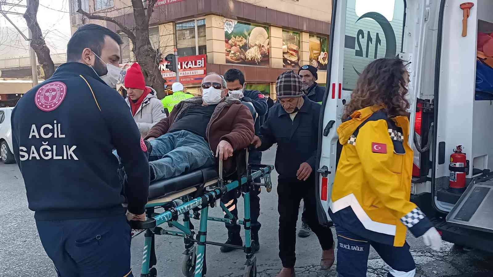 Yolun karşısına geçmek isterken, ayağının üzerinden kamyonet geçti ZONGULDAK’TA MİTHATPAŞA MAHALLESİ ANKARA CADDESİ'NDE YOLUN KARŞISINA GEÇMEK İSTEYEN YAŞAR