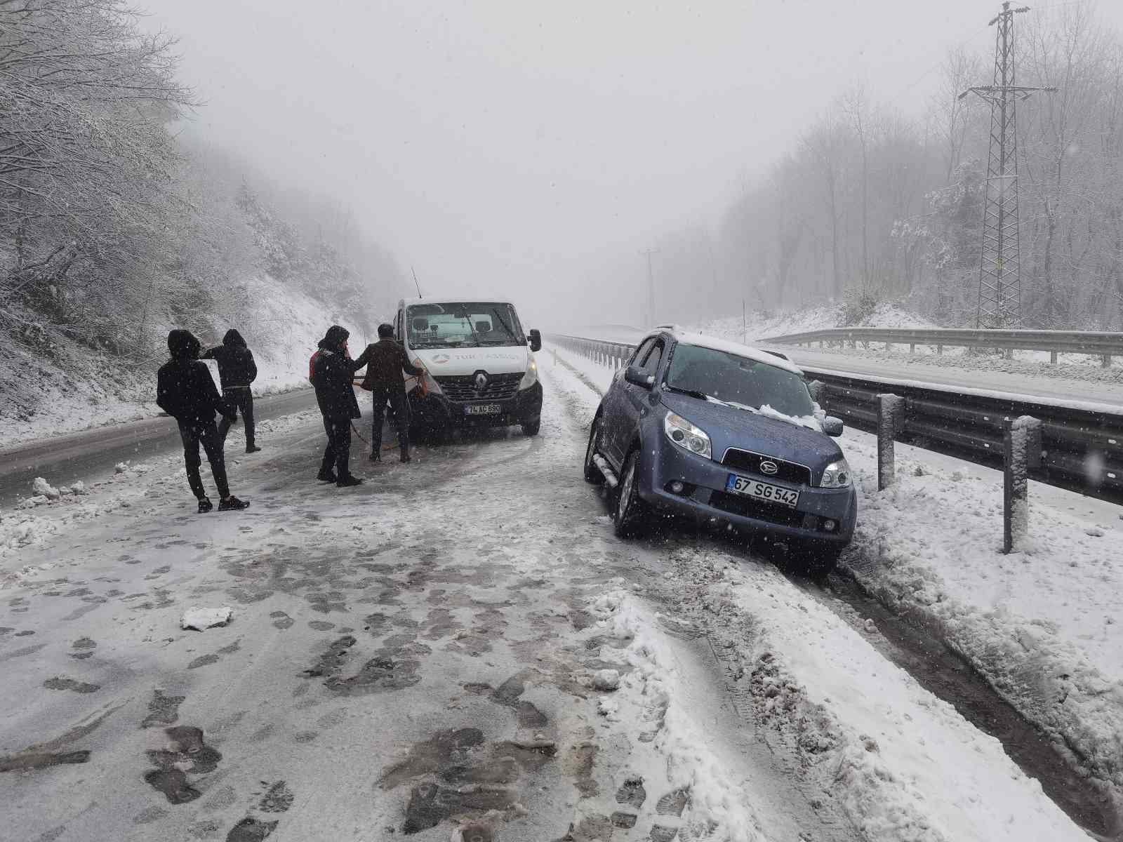 ZONGULDAK’TA ANİDEN BASTIRAN KAR YAĞIŞI ZONGULDAK EREĞLİ KARAYOLUNDA ETKİLİ OLDU.