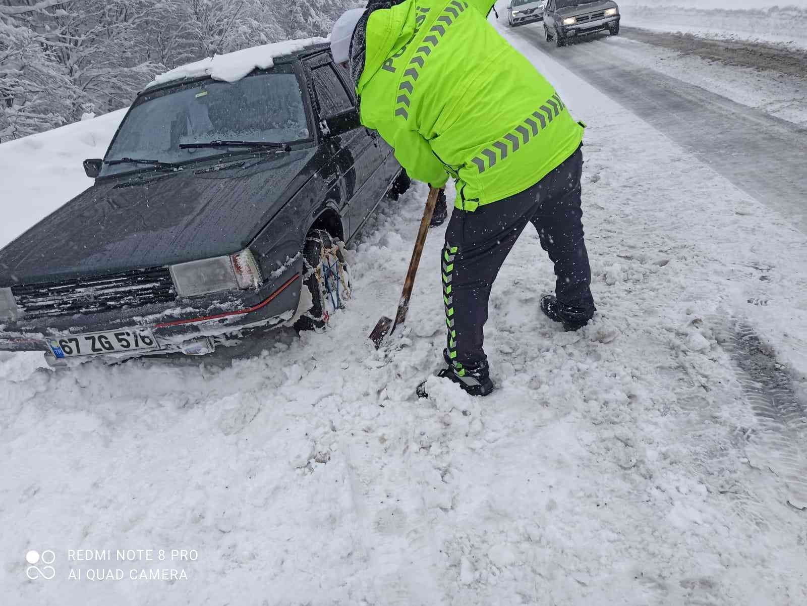 ZONGULDAK’TA DÜN AKŞAM BAŞLAYAN VE ETKİSİNİ HALEN SÜRDÜREN KAR YAĞIŞI