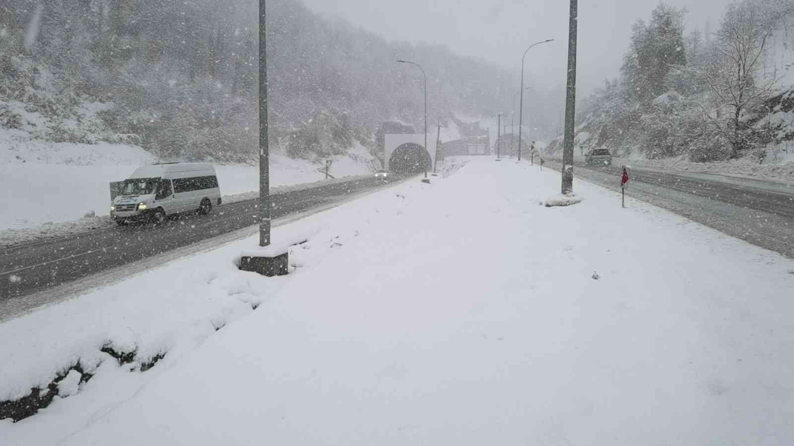 ZONGULDAK’I ETKİSİ ALTINA ALAN KAR YAĞIŞI HAYATI OLUMSUZ ETKİLEDİ. ARALIKLARA