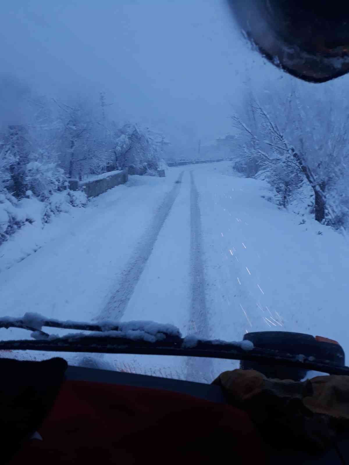 ZONGULDAK’TA DEVAM EDEN KAR YAĞIŞI NEDENİYLE 252 KÖY YOLU ULAŞIMA