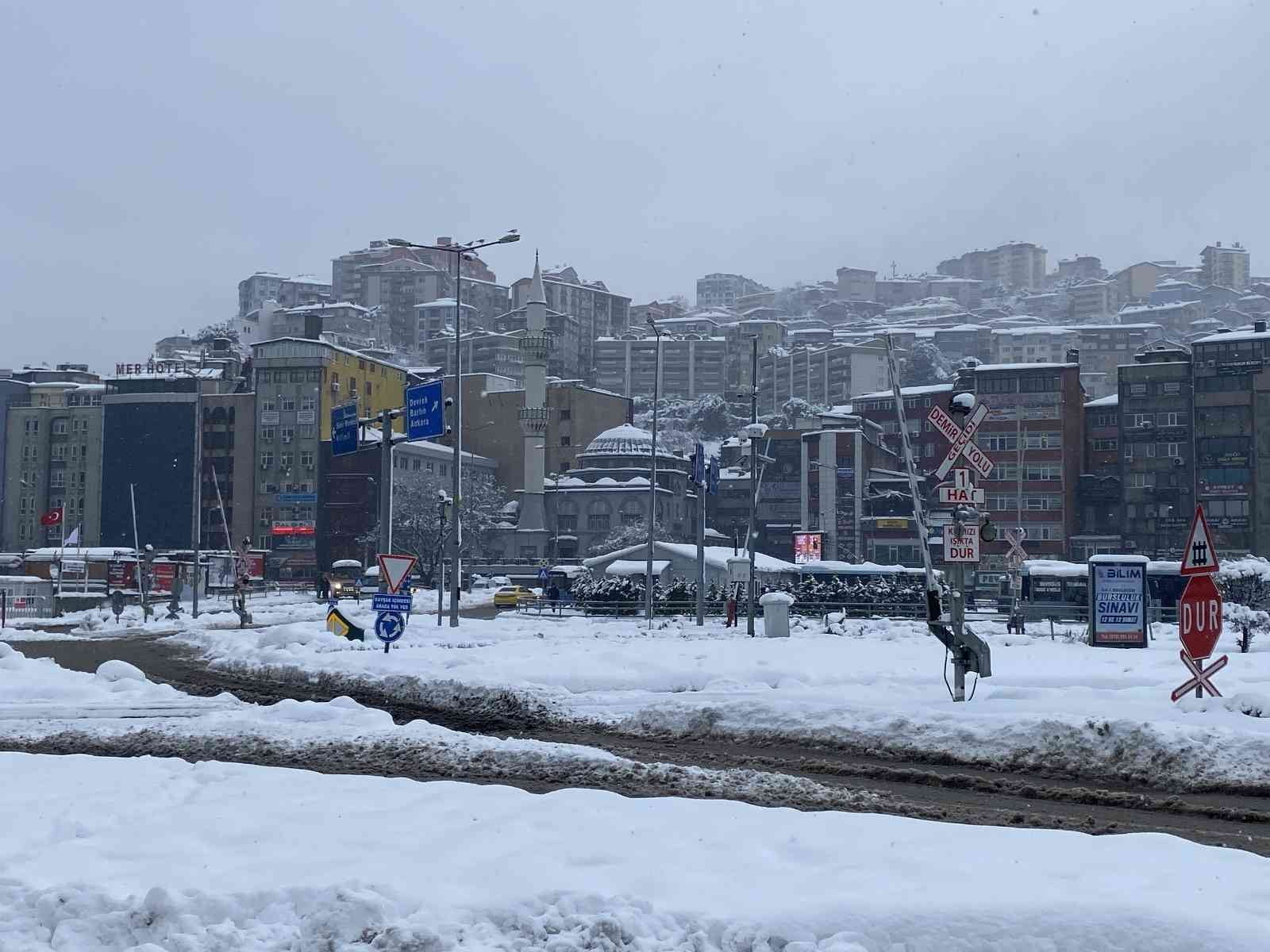 ZONGULDAK'TA GECEDEN BU YANA ETKİLİ OLAN KAR YAĞIŞI SEBEBİYLE MERKEZDE
