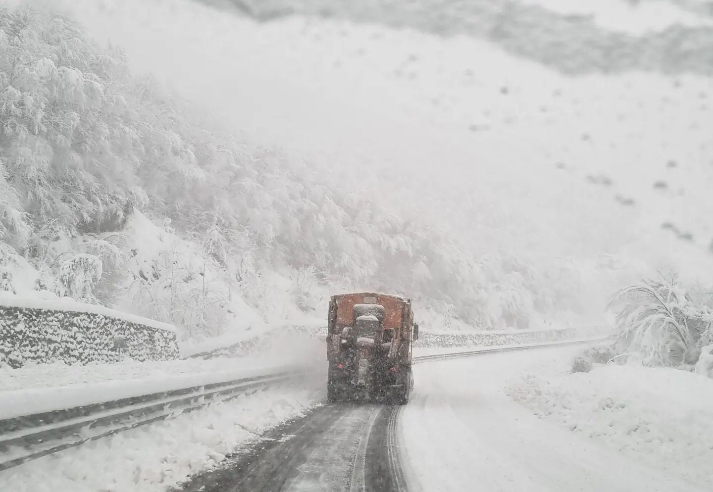 ZONGULDAK'TA YOĞUN KAR YAĞIŞININ ARDINDAN BAZI GÜZERGAHLARDA UZUN ARAÇLARIN GEÇİŞİNE