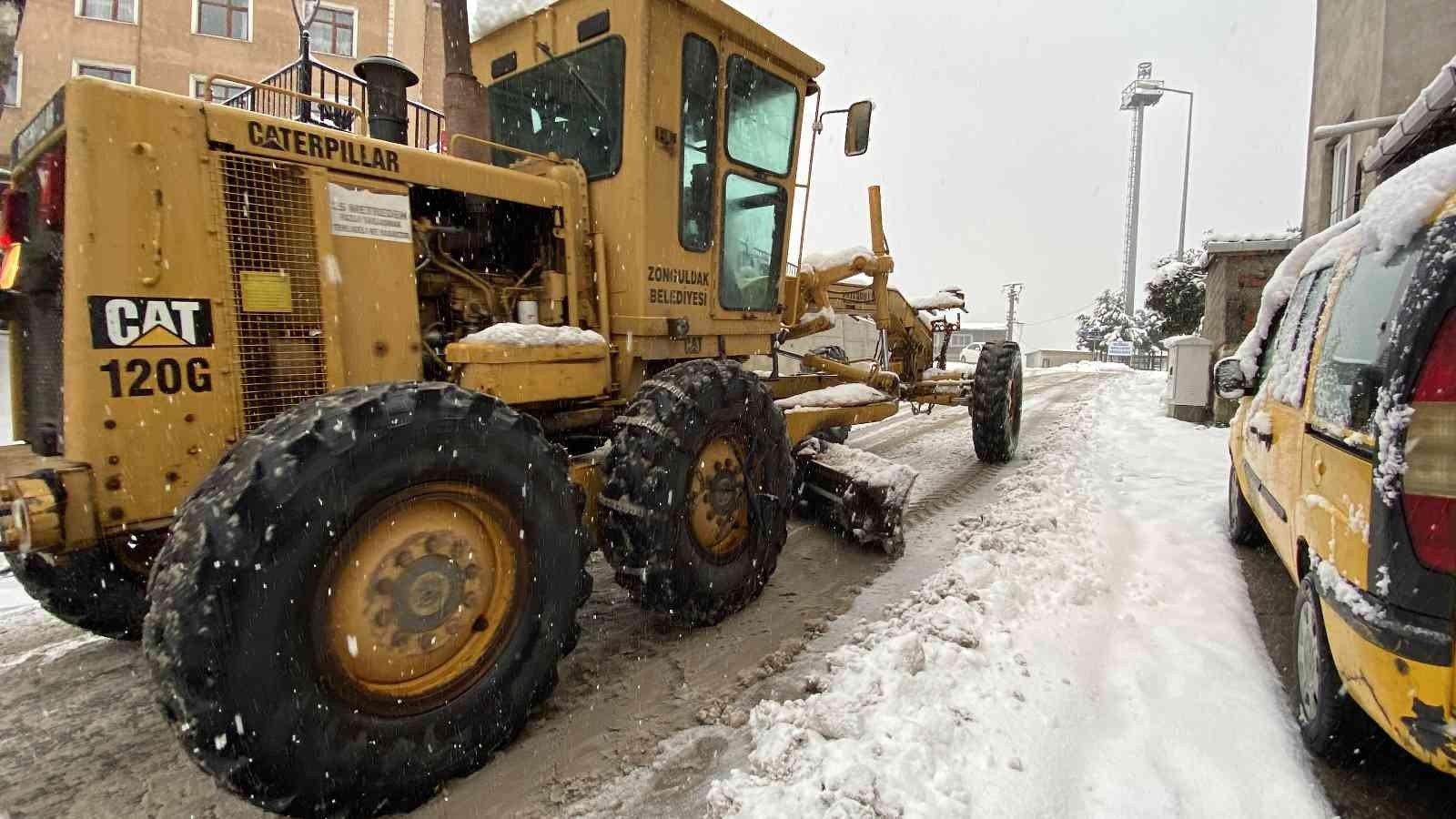 ZONGULDAK’TA SABAH SAATLERİNDE İŞE GİTMEK İSTEYEN VATANDAŞLAR KAR SÜRPRİZİ İLE