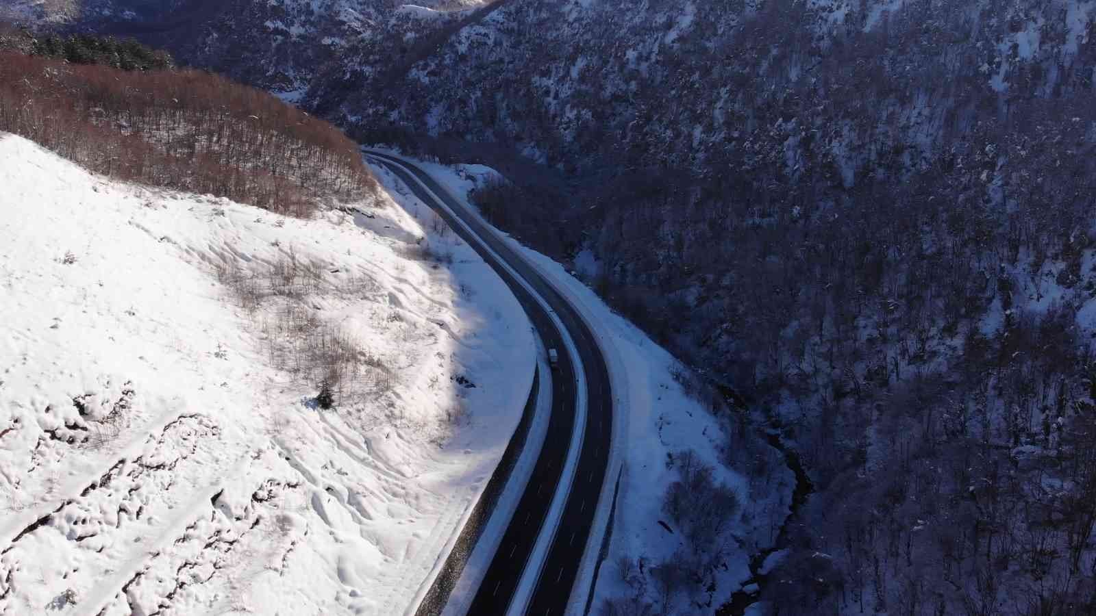 ZONGULDAK-İSTANBUL KARAYOLUNDAKİ KAR MANZARALARI HAVADAN DRONE İLE GÖRÜNTÜLENDİ.