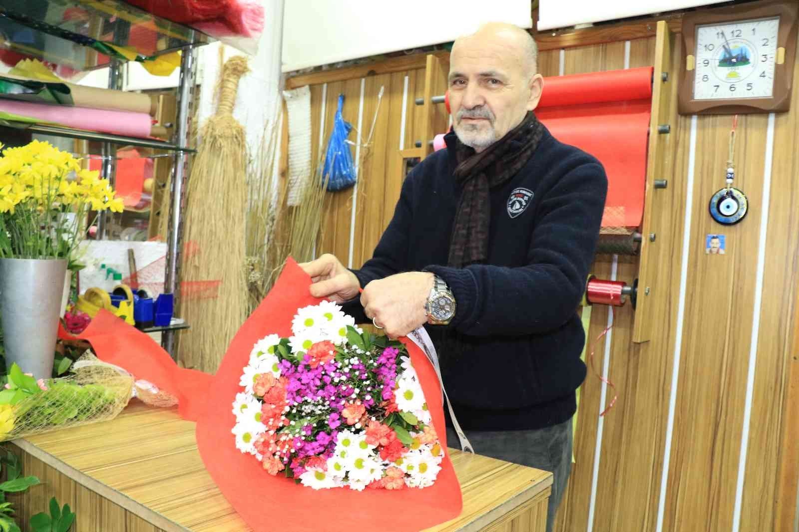 14 Şubat’ta çiçeklere ilgi yok ZONGULDAK’TA 14 ŞUBAT SEVGİLİLER GÜNÜ'NDE BİR ADET GÜL 30 LİRADAN,