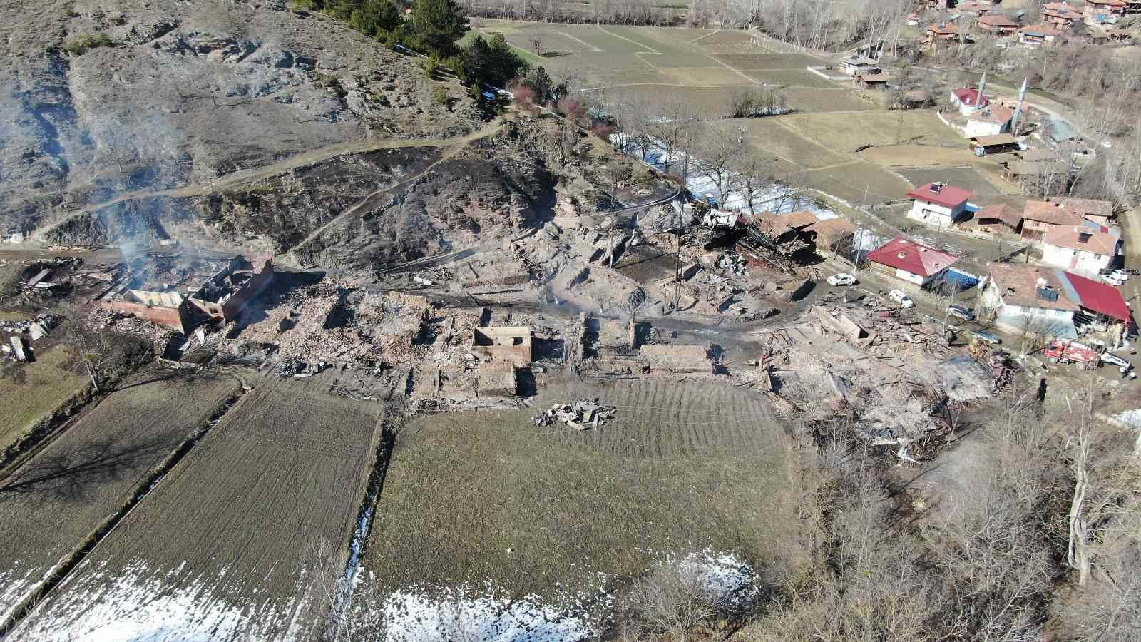 KASTAMONU’DA 15 EVİN ALEVLERE TESLİM OLDUĞU KÖYDEKİ HASAR, ALEVLER SÖNDÜRÜLÜNCE