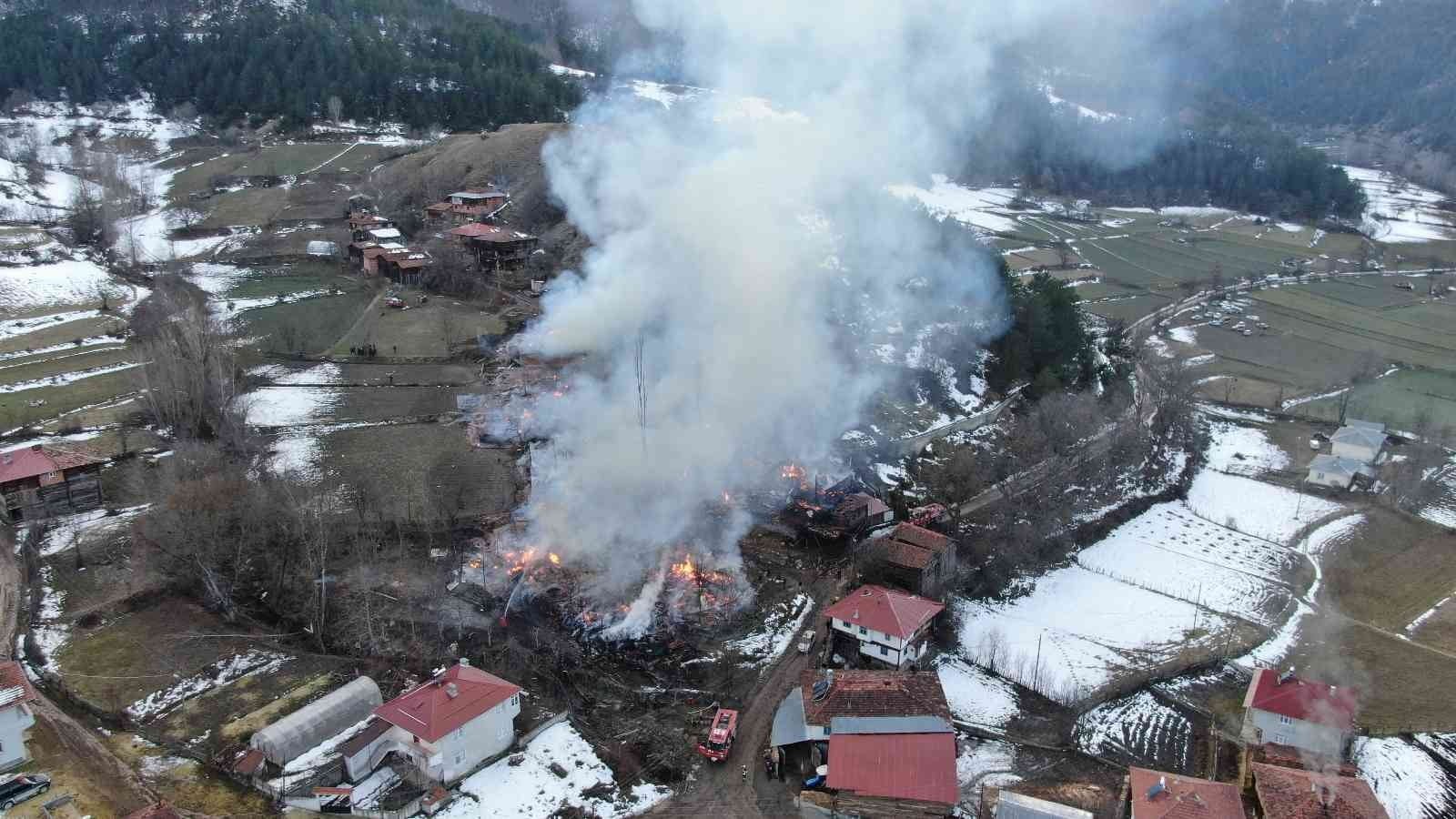 KASTAMONU’DA 15 EVİN ALEVLERE TESLİM OLDUĞU KÖY HAVADAN GÖRÜNTÜLENDİ.
