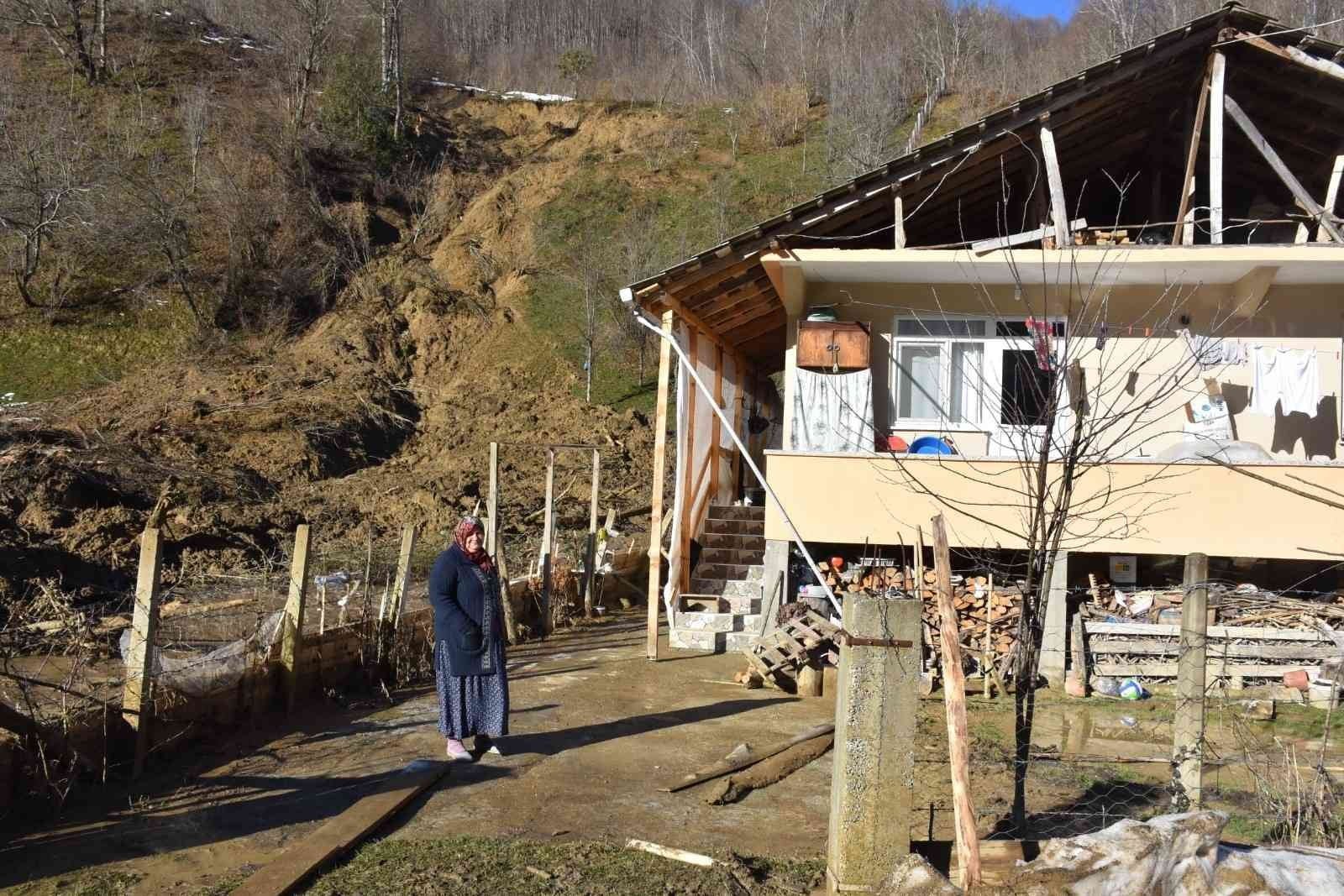 BARTIN'DA YAĞIŞLAR SONRASI MEYDANA GELEN TOPRAK KAYMASI SONUCU BİR EV