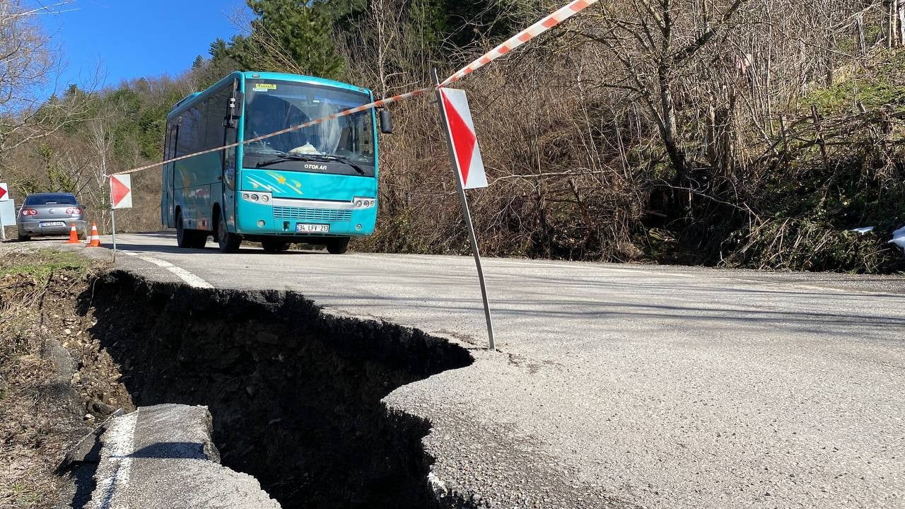 BARTIN’DA ETKİLİ OLAN YAĞIŞLARIN ARDINDAN BİR ÇOK BÖLGEDE TOPRAK KAYMASI