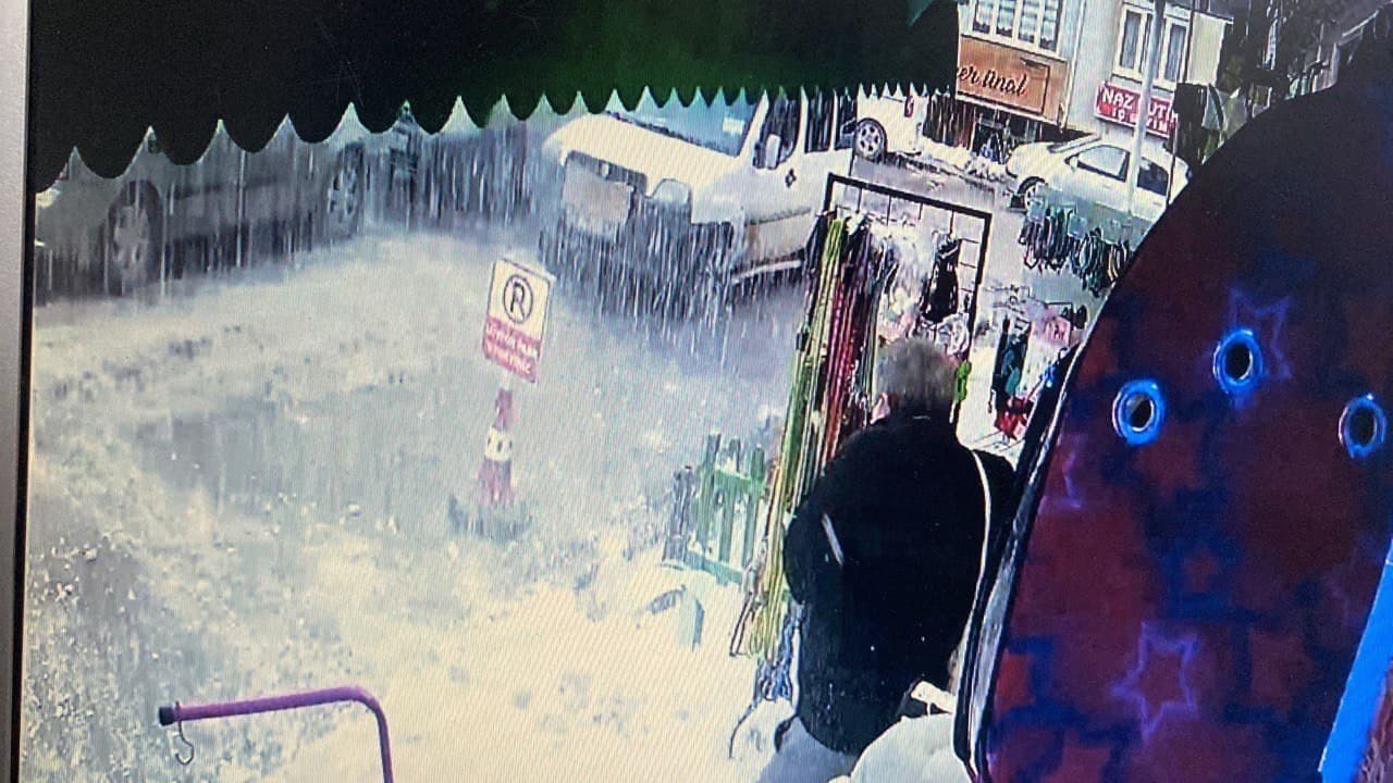 KARABÜK’TE İŞYERİNDEN ÇIKAN MÜŞTERİ, 6 KATLI BİNANIN ÇATISINDAN DÜŞEN KAR