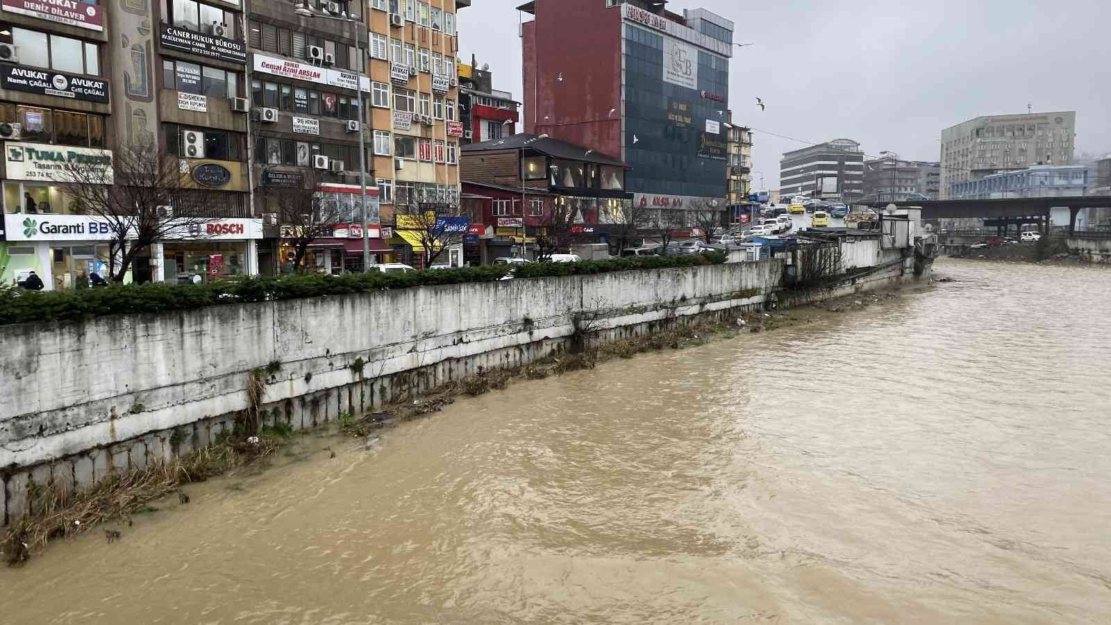 ZONGULDAK’TA İKİ GÜNDÜR DEVAM EDEN SAĞANAK YAĞIŞ NEDENİYLE KENT MERKEZİNDE