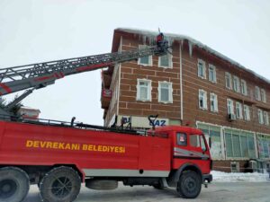 DEVREKANİ BELEDİYESİ, KAR YAĞIŞI VE SOĞUK HAVA NEDENİYLE ÇATILARDA OLUŞAN