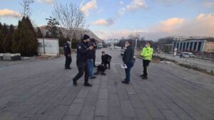 KARABÜK'TE KENT MERKEZİNDE SİVİL POLİSİN BELİNDE SİLAH GÖRDÜĞÜ ŞAHIS, "DUR"