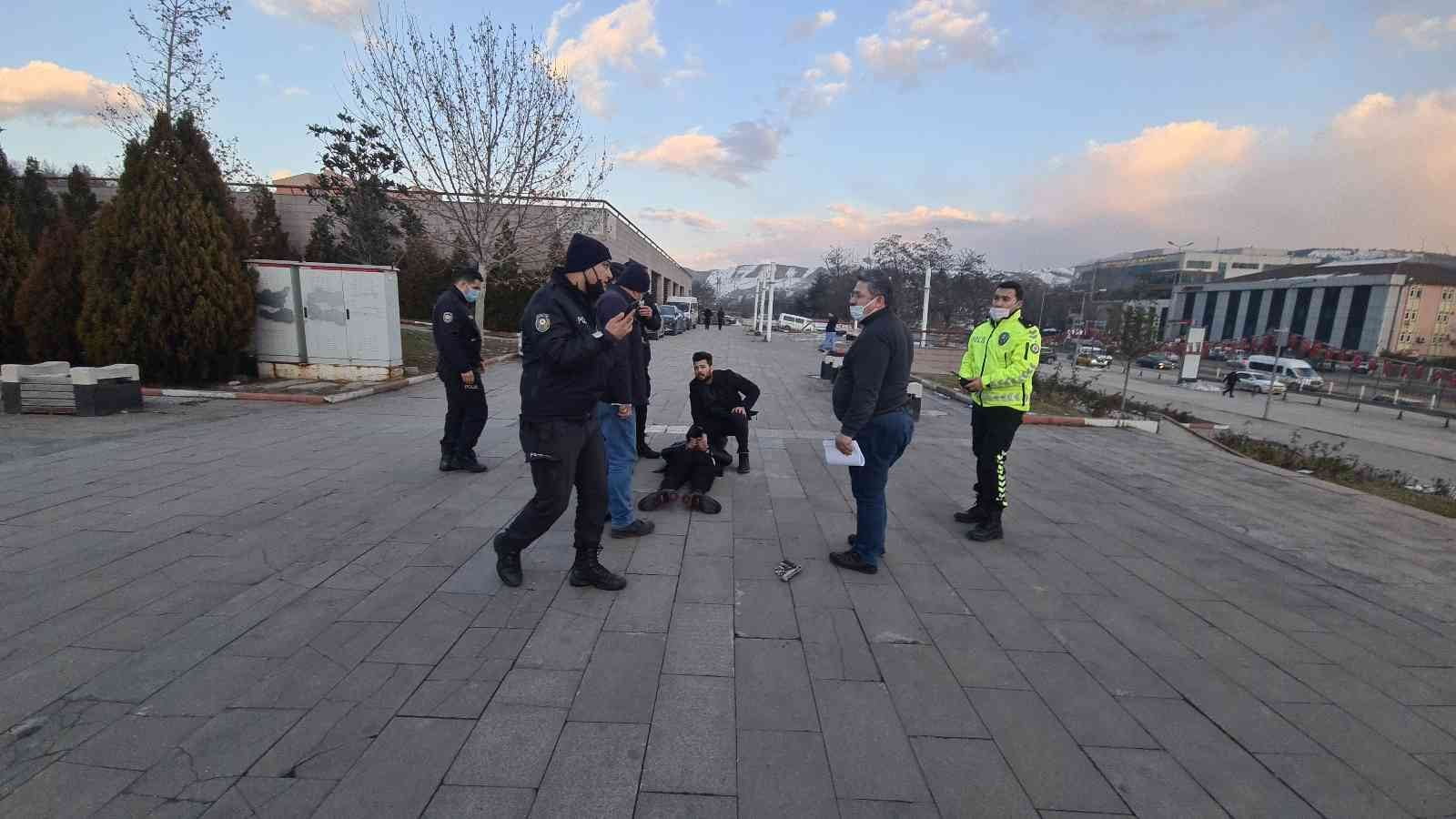 KARABÜK'TE KENT MERKEZİNDE SİVİL POLİSİN BELİNDE SİLAH GÖRDÜĞÜ ŞAHIS, "DUR"