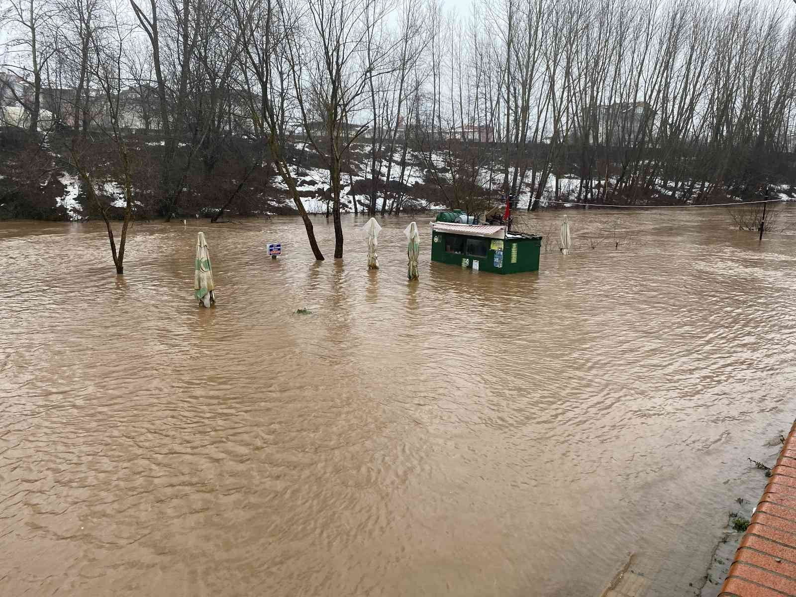 BARTIN’DA SAĞANAK YAĞMURLA BİRLİKTE ERİYEN KAR SULARI BARTIN IRMAĞINDA TAŞKINLARA