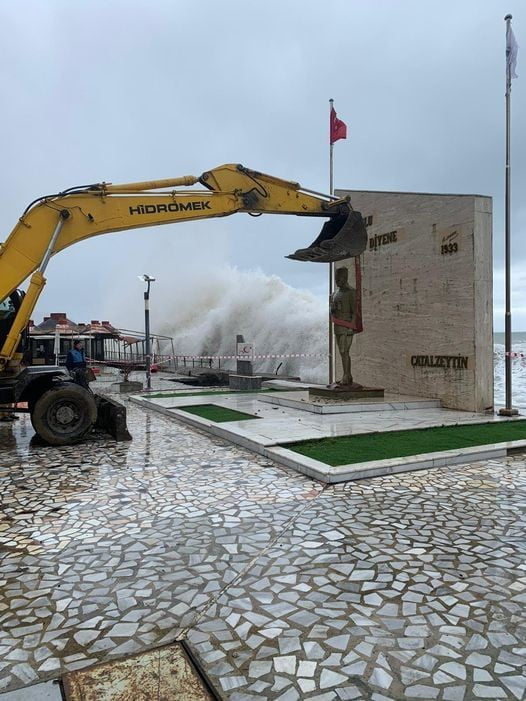 KASTAMONU'NUN ÇATALZEYTİN İLÇESİNDE ŞİDDETLİ FIRTINA VE YAĞIŞ HAYATI OLUMSUZ ETKİLEDİ.