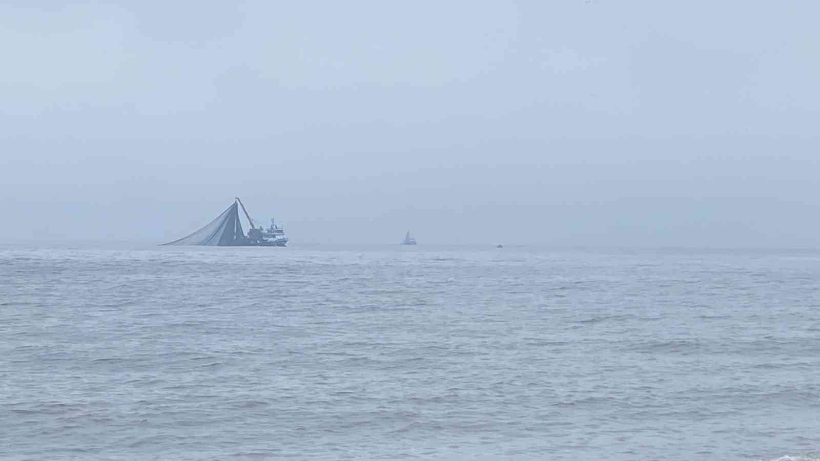 ZONGULDAK'TA HAVALARIN SOĞUMASINI FIRSAT BİLEN BALIKÇILAR, 'VİRA BİSMİLLAH' DİYEREK BALIK