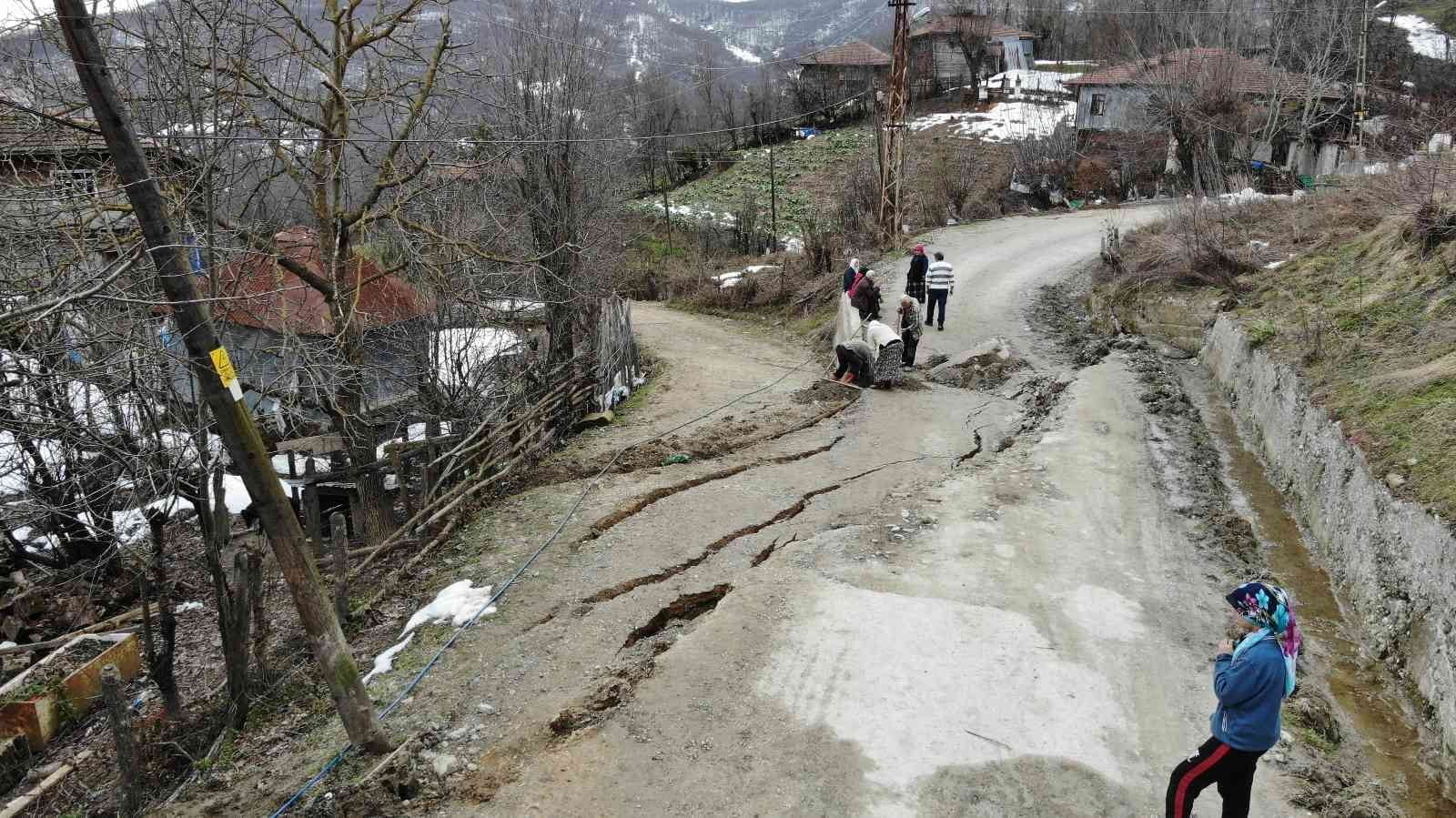KARABÜK'ÜN YENİCE İLÇESİNE BAĞLI DEĞİRMENYANI KÖYÜNDE MEYDANA GELEN HEYELAN SONRASI