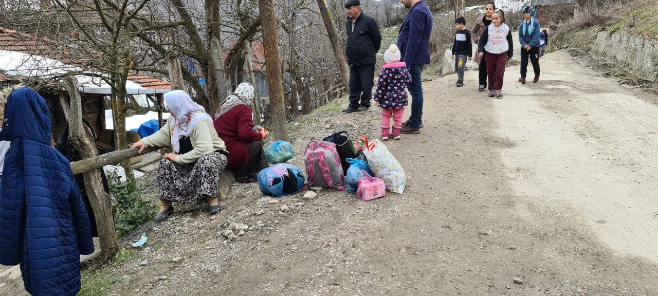 KARABÜK'ÜN YENİCE İLÇESİ DEĞİRMENYANI KÖYÜNDE MEYDANA GELEN HEYELAN NEDENİYLE BOŞALTILAN