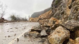 ZONGULDAK'TA GEÇEN OCAK AYINDA HEYELANIN MEYDANA GELDİĞİ KARAYOLU HALEN ULAŞIMA