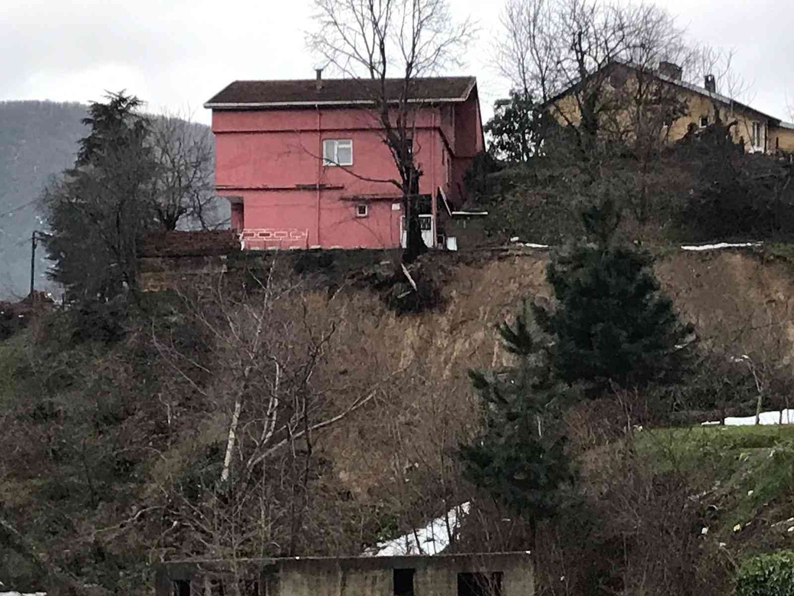 ZONGULDAK’TA ÇINARTEPE MAHALLESİ'NDE SAĞANAK YAĞIŞ NEDENİYLE İKİ KATLI BİR EVİN