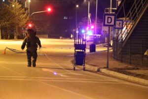 KARABÜK’TE İL EMNİYET MÜDÜRLÜĞÜ YAKININDA BULUNAN OTOBÜS DURAĞINDA UNUTULAN VALİZ