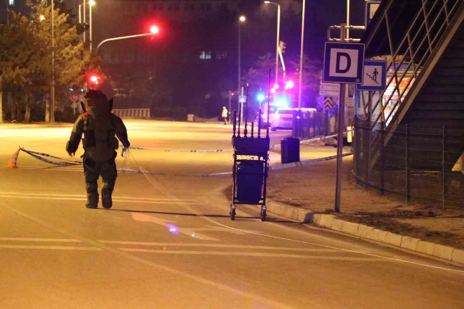 İl Emniyet Müdürlüğü yakınında unutulan valiz ekipleri harekete geçirdi KARABÜK’TE İL EMNİYET MÜDÜRLÜĞÜ YAKININDA BULUNAN OTOBÜS DURAĞINDA UNUTULAN VALİZ