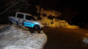 ZONGULDAK'TA MEYDANA GELEN HEYELANDA İKİ EVİN YOLU KAPANIRKEN, MAHALLENİN ANA