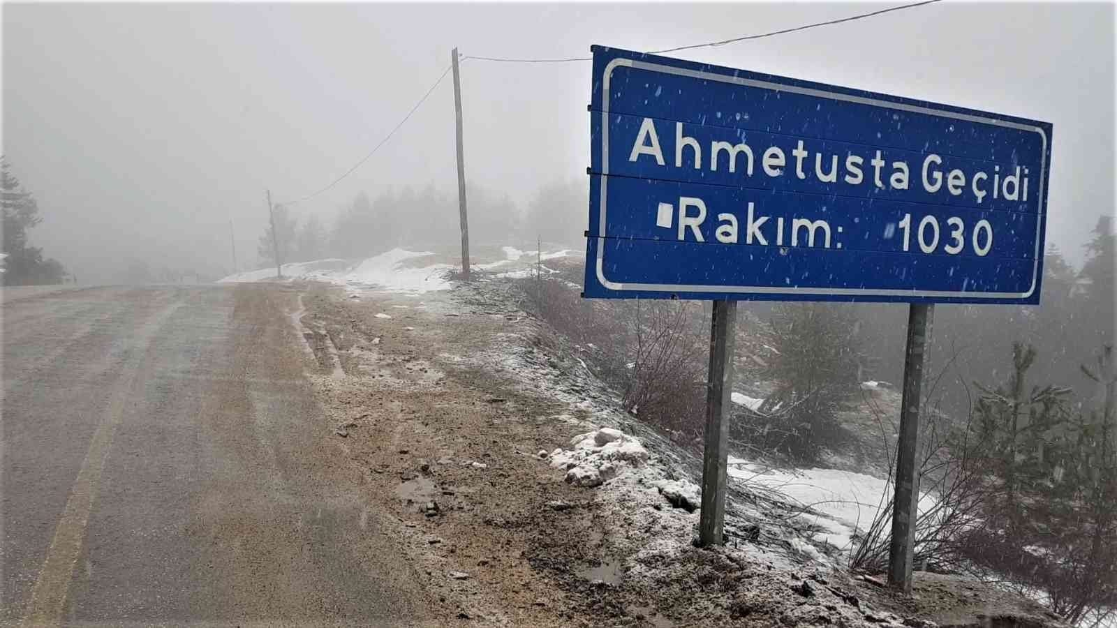 KARABÜK’TE ÖĞLE SAATLERİNDEN SONRA BAŞLAYAN KAR YAĞIŞI BÖLGE YOLLARINDA VE