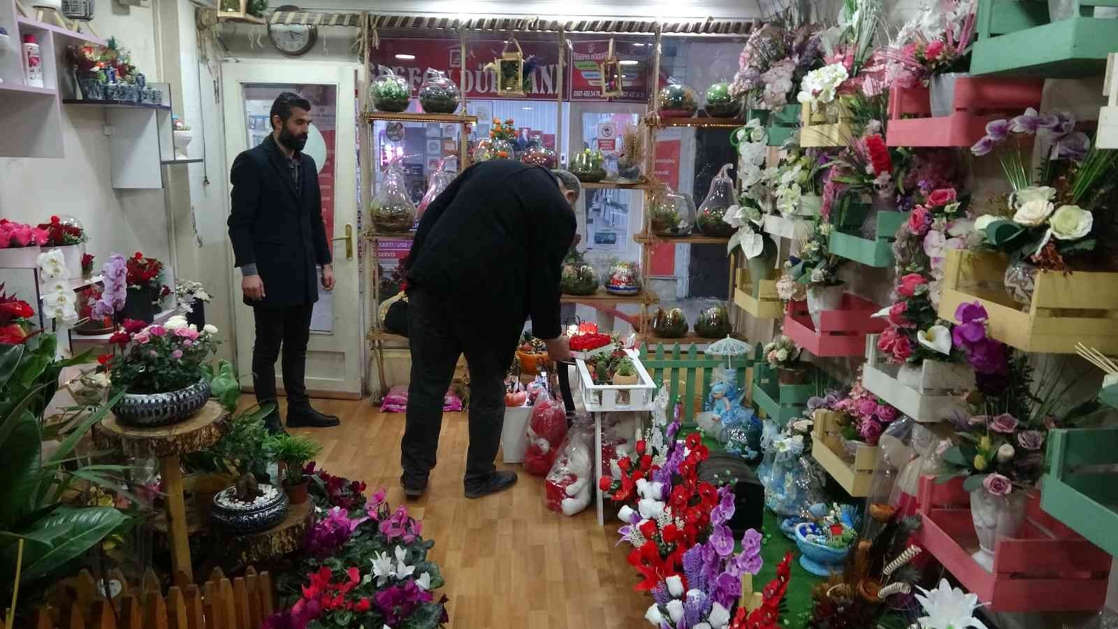 KARABÜK’TE 14 ŞUBAT SEVGİLİLER GÜNÜ'NE 1 GÜN KALA ÇİÇEKÇİLERDE HAZIRLIKLAR