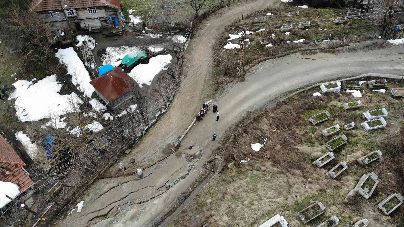 KARABÜK'ÜN YENİCE İLÇESİNE BAĞLI DEĞİRMENYANI KÖYÜNDE MEYDANA GELEN HEYELAN SONRASI
