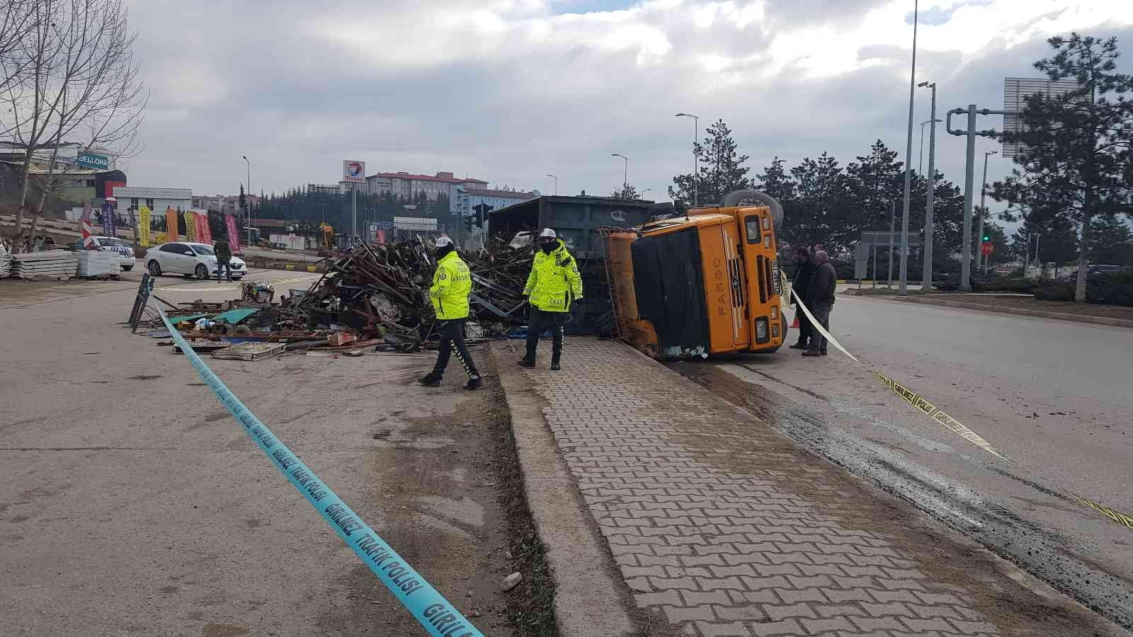 KARABÜK’TE SÜRÜCÜSÜNÜN KONTROLÜNDEN ÇIKAN KAMYONUN DEVRİLMESİ SONUCU HURDALAR YERE DÖKÜLDÜ