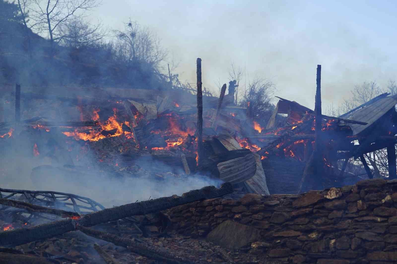 KASTAMONU’NUN MERKEZ İLÇESİNE BAĞLI BİR KÖYDE YANGIN ÇIKTI. 10 DAN